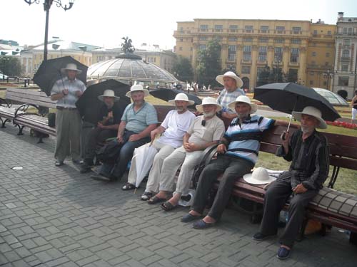 Группа балкарцев голодает в Москве на Манежной площади