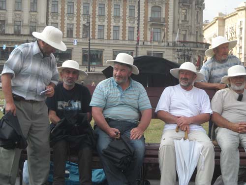 Группа балкарцев голодает в Москве на Манежной площади