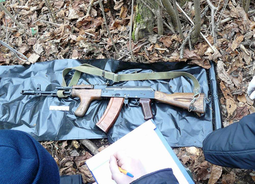 На месте взрыва в Лакском районе найден тайник с оружием